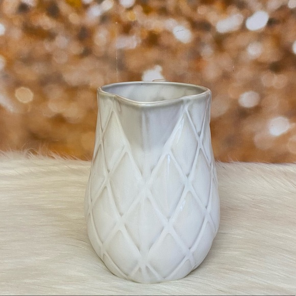 Bread and Butter Cream Geometric Design ￼32 Oz Pitcher - Picture 3 of 6